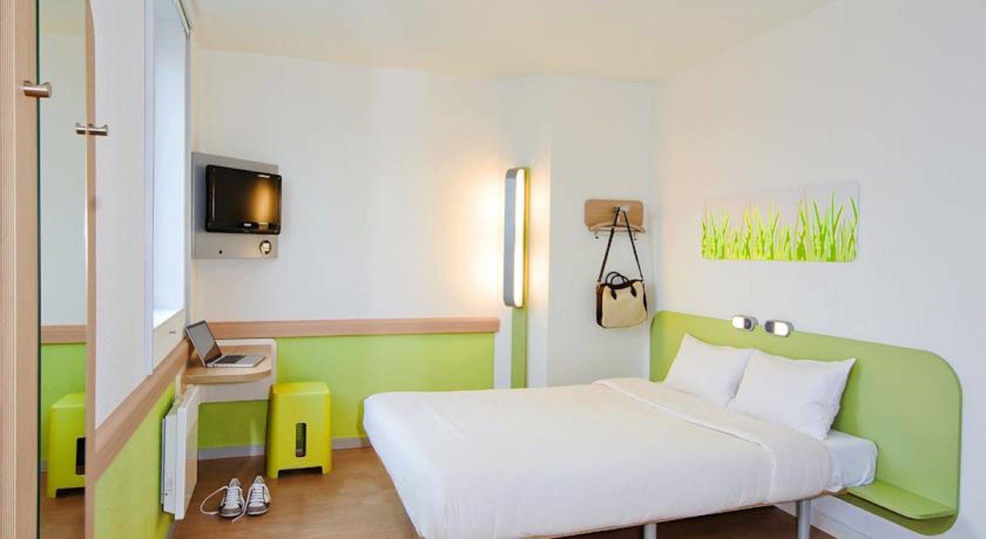 Ibis Budget - Porte De Баньоле Экстерьер фото