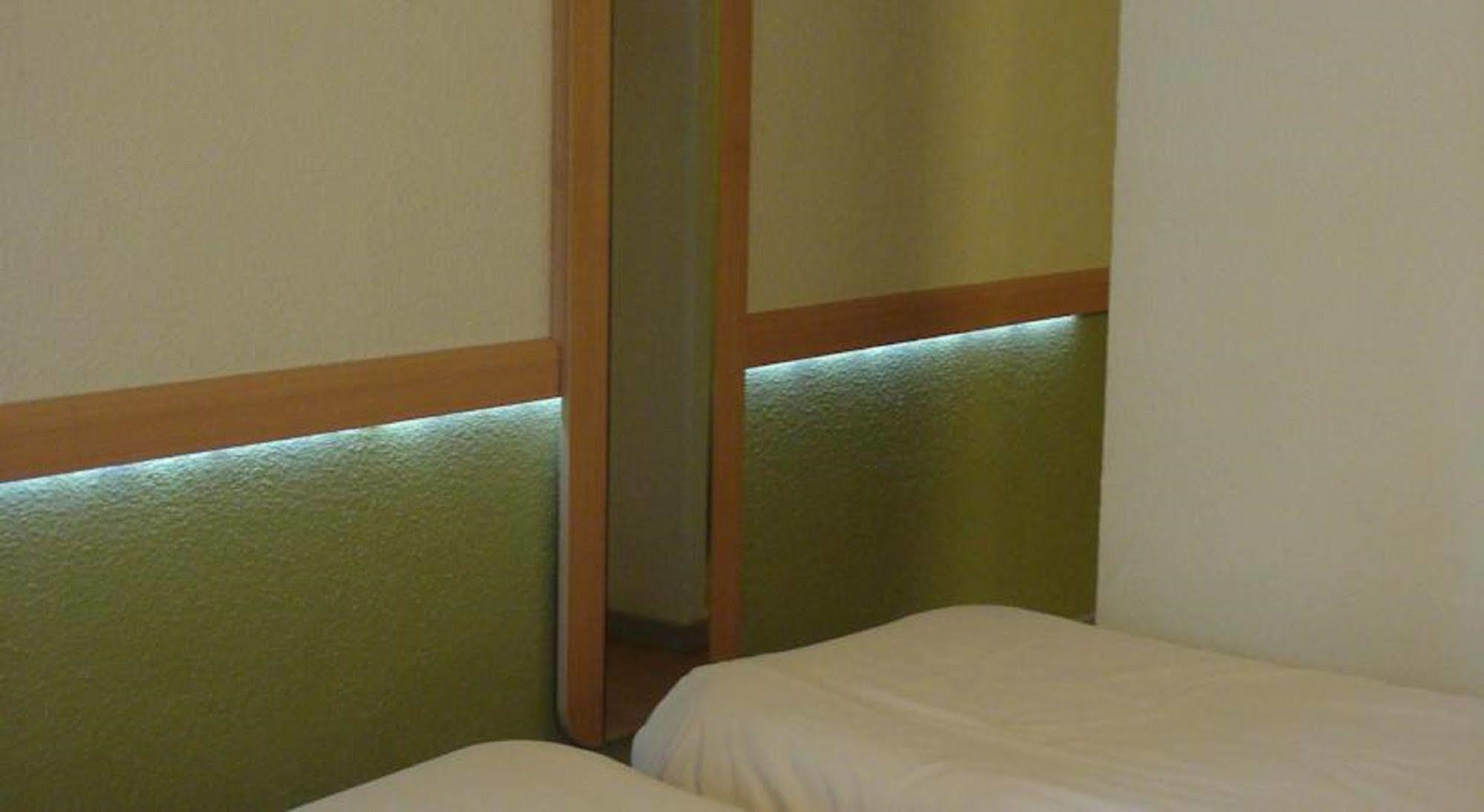 Ibis Budget - Porte De Баньоле Экстерьер фото